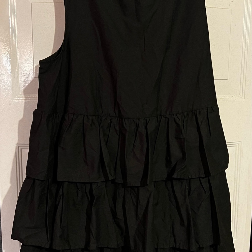 Black dress with layered ruffles. Sleeveless and hits about knee length. Sz Xl